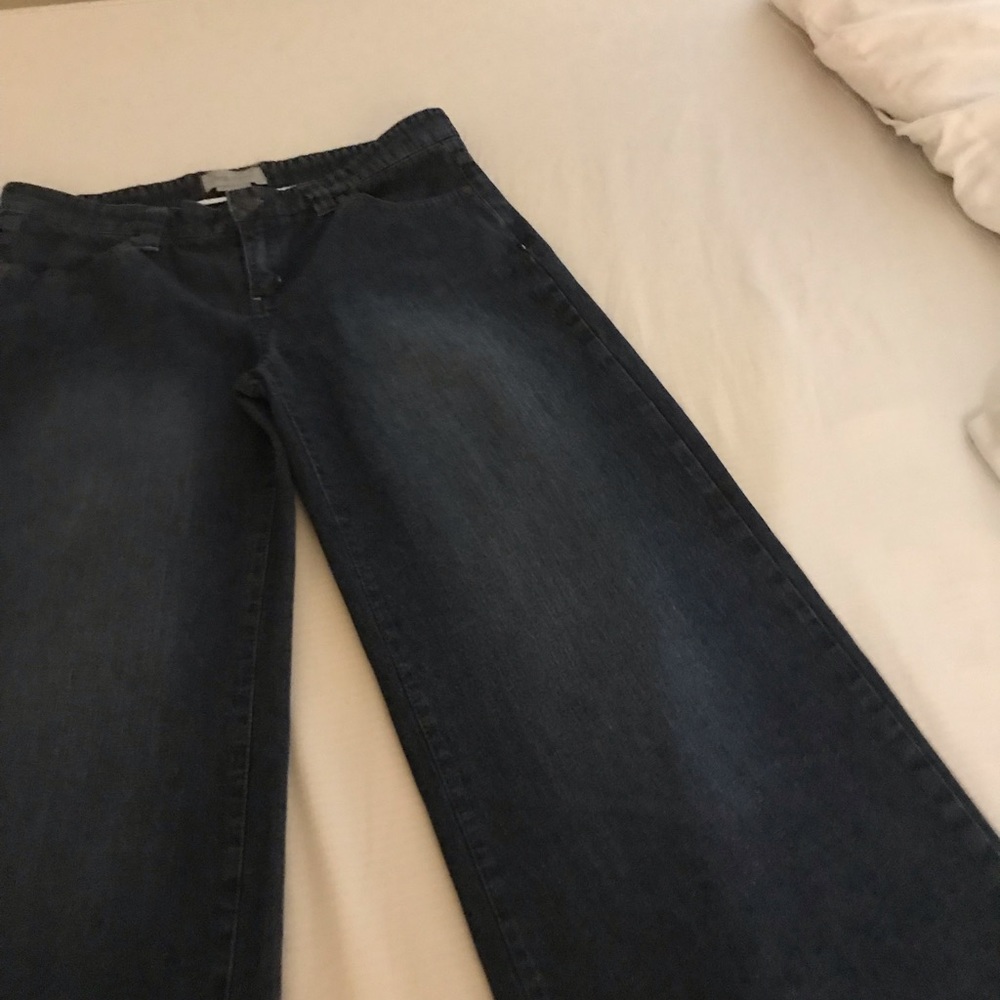 Cute Baggy Jeans size 31. No stretch to it. Kinda Big straight and wide Legs.👌